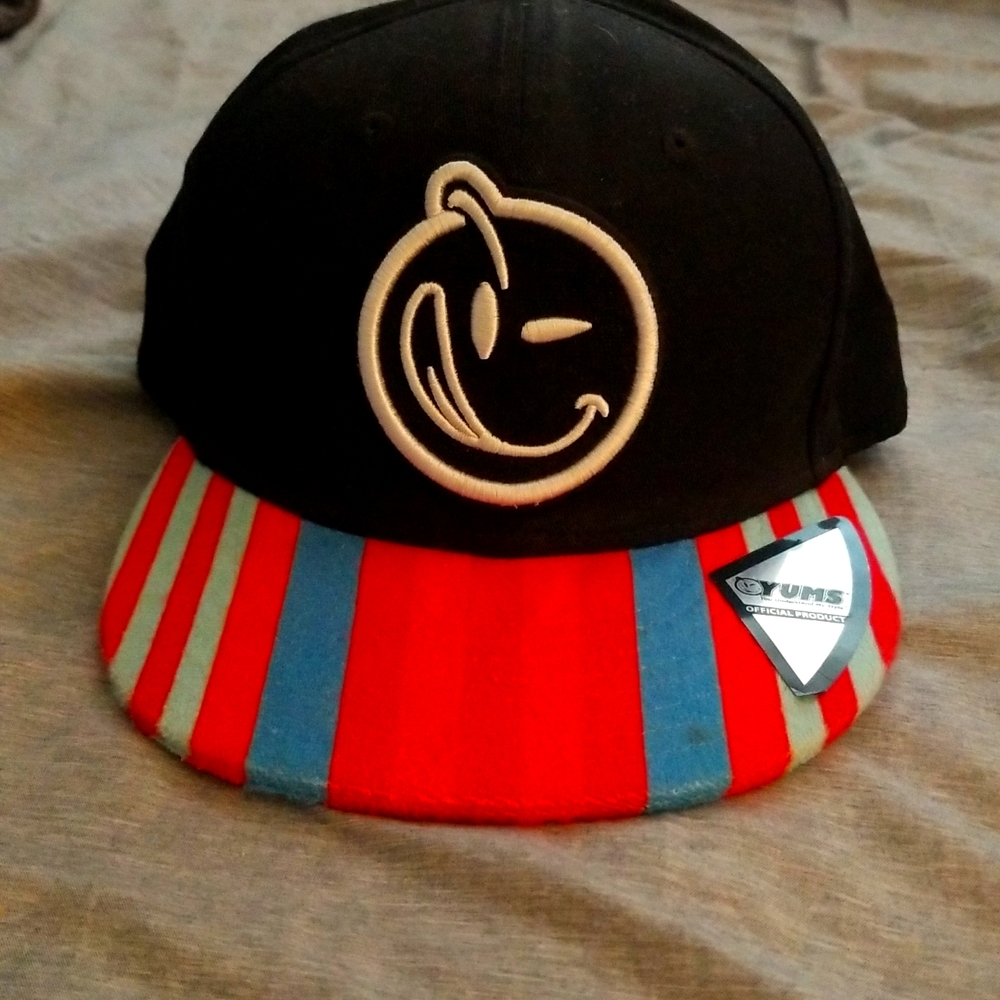 Snap Back YUMS "the beach towel" hat.